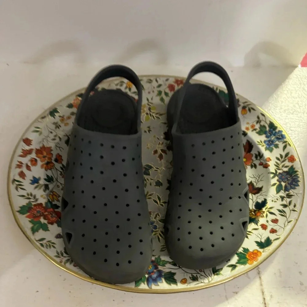 TOTES Kid's Sol Splash & Play Machine Washable Clogs. 2-3